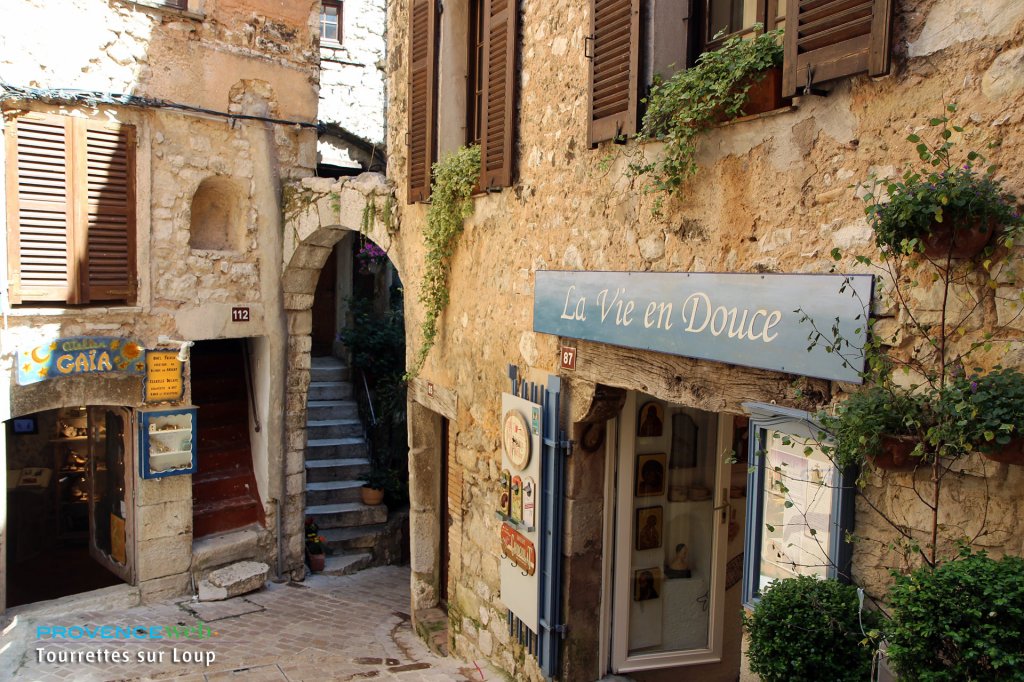 Ruelle à Tourrettes sur Loup.