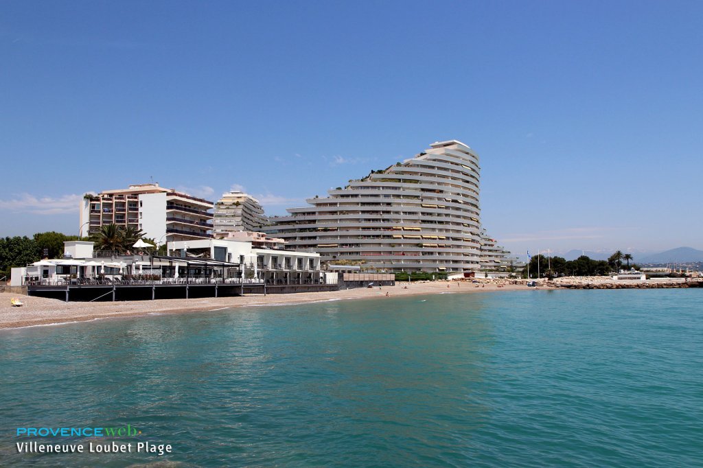 Immeuble vue mer &agrave; Villeneuve Loubet.