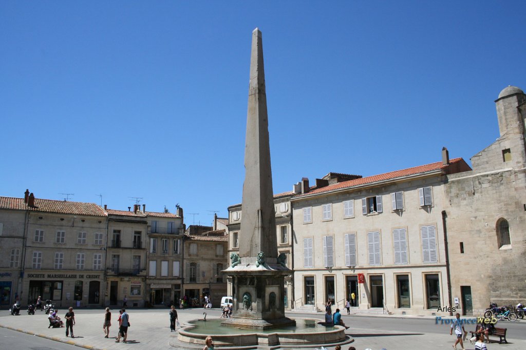 Jolie place &agrave; Arles.