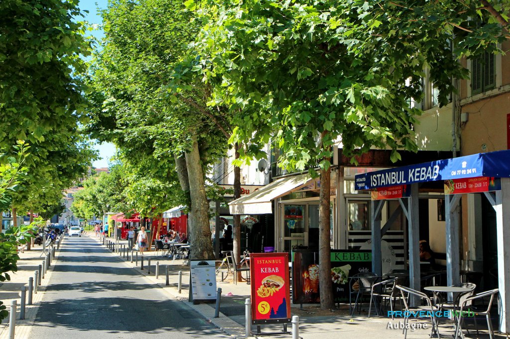 Rue du centre d'Aubagne.