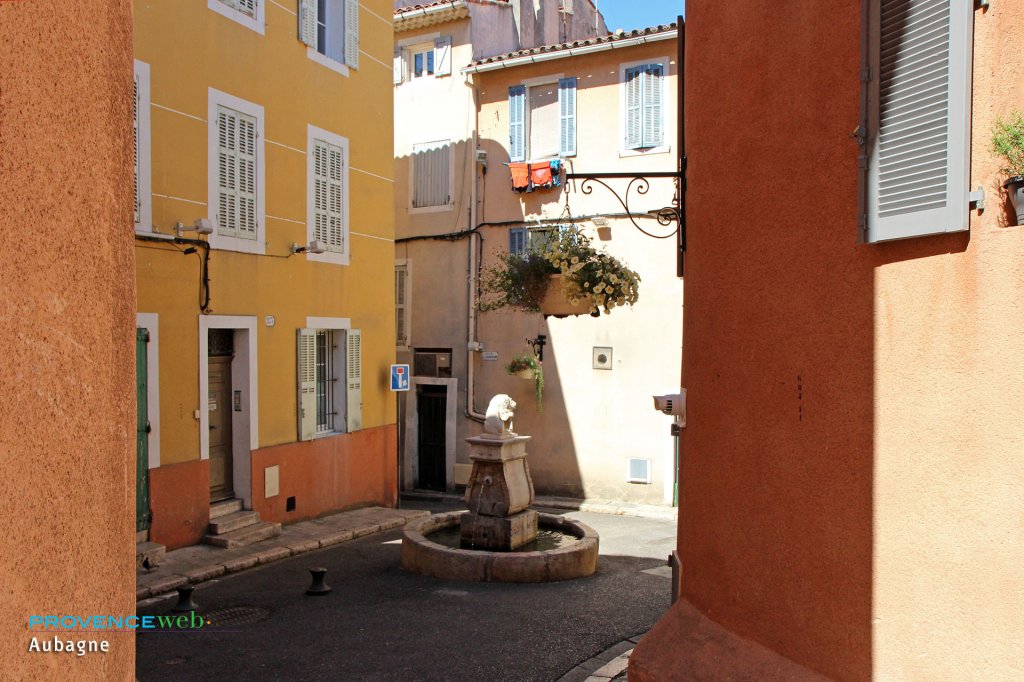 Ruelle &agrave; Aubagne.