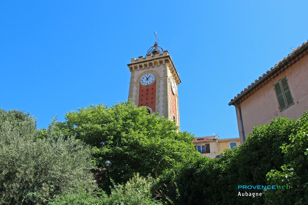 Tour avec une horloge.