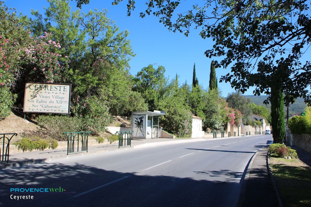 Entr&eacute;e du village.