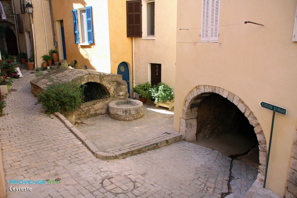 Rue pav&eacute;e.