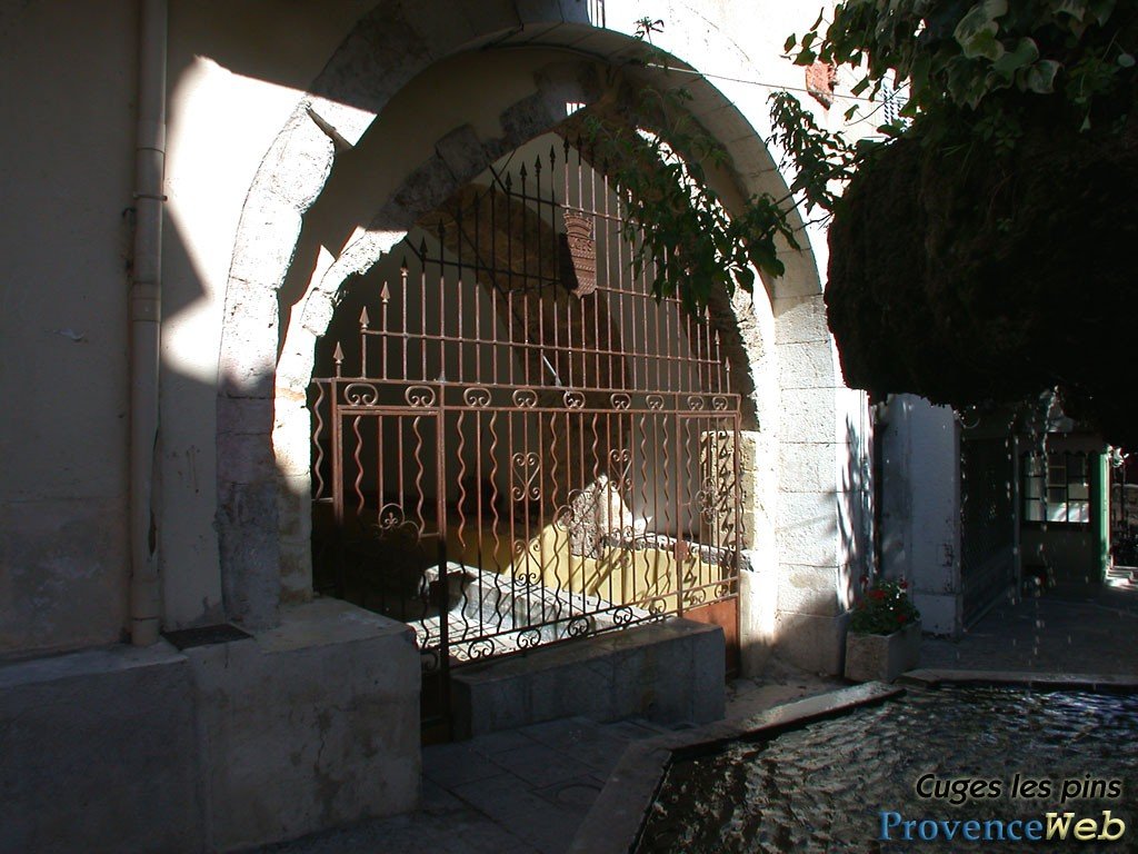 Joli portail &agrave; Cuges les Pins.