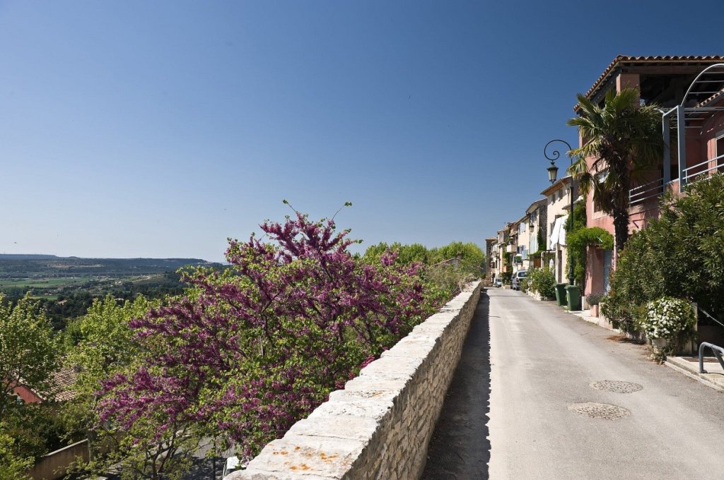 Jolie rue &agrave; Eguilles.
