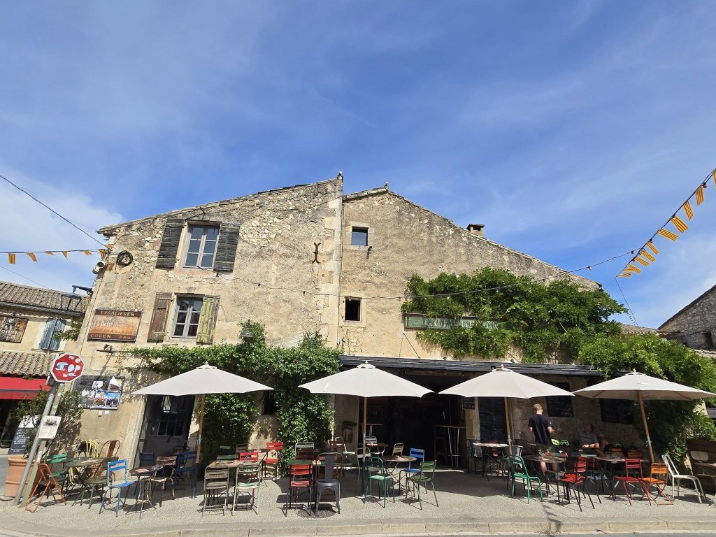 Restaurant &agrave; Eygali&egrave;res.