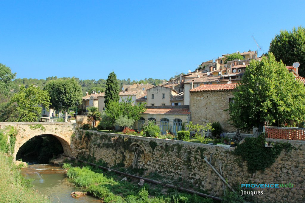Village de Jouques dans les Bouches du Rh&ocirc;ne.