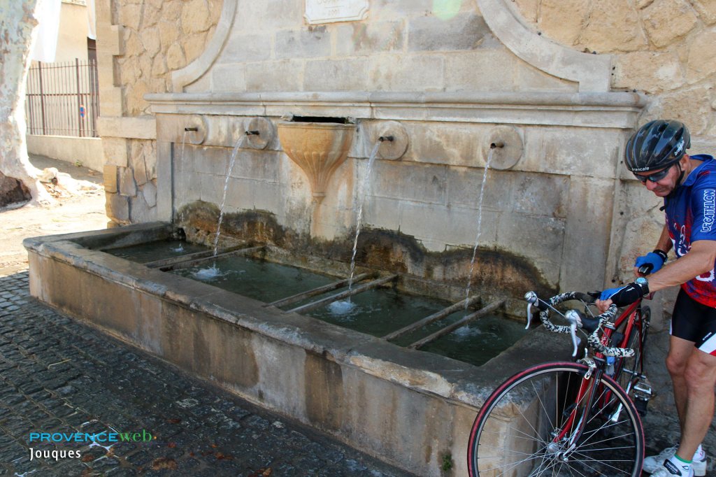 Fontaine &agrave; Jouques.