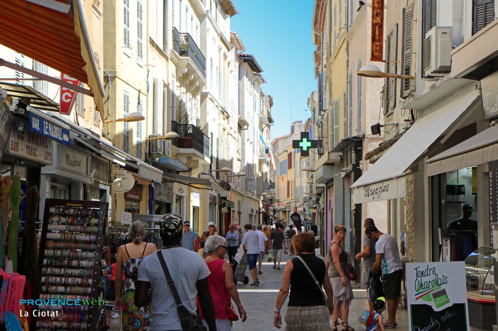 Ruelle pi&eacute;tonne dans le vieux centre.