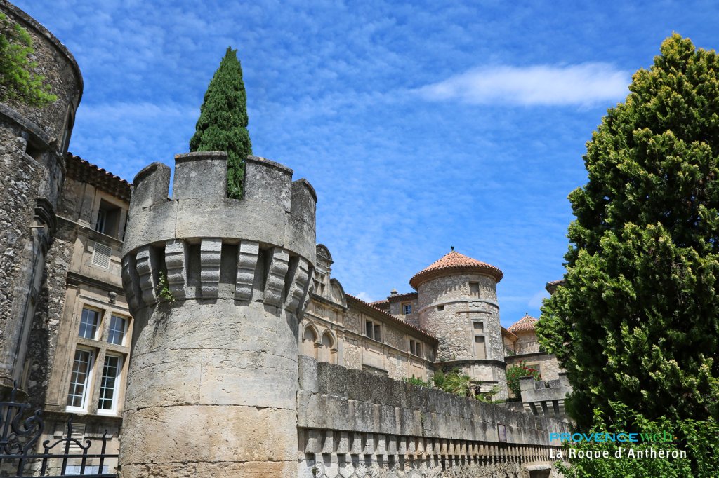 Tour de La Roque d'Anth&eacute;ron.