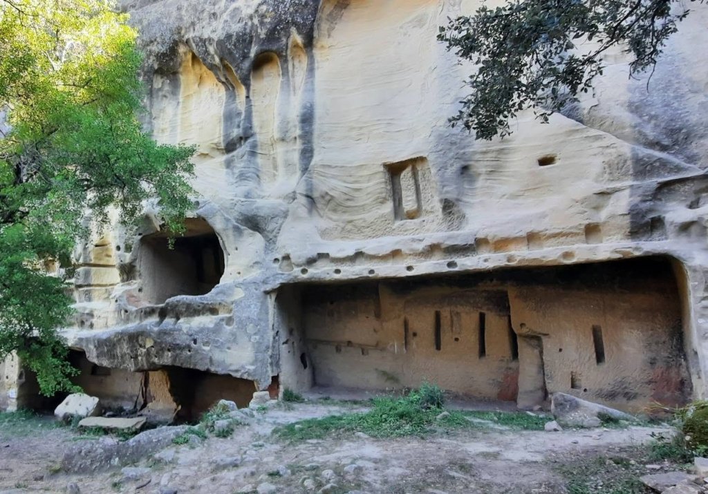 Grottes troglodytique de Cal&egrave;s &agrave; Lamanon.