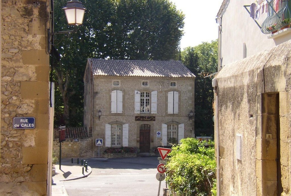 La rue de Cal&egrave;s &agrave; Lamanon.