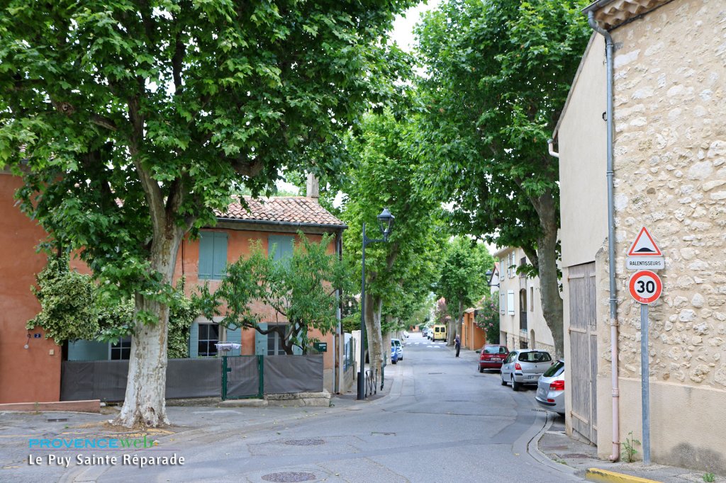 Le Puy Sainte R&eacute;parade village.