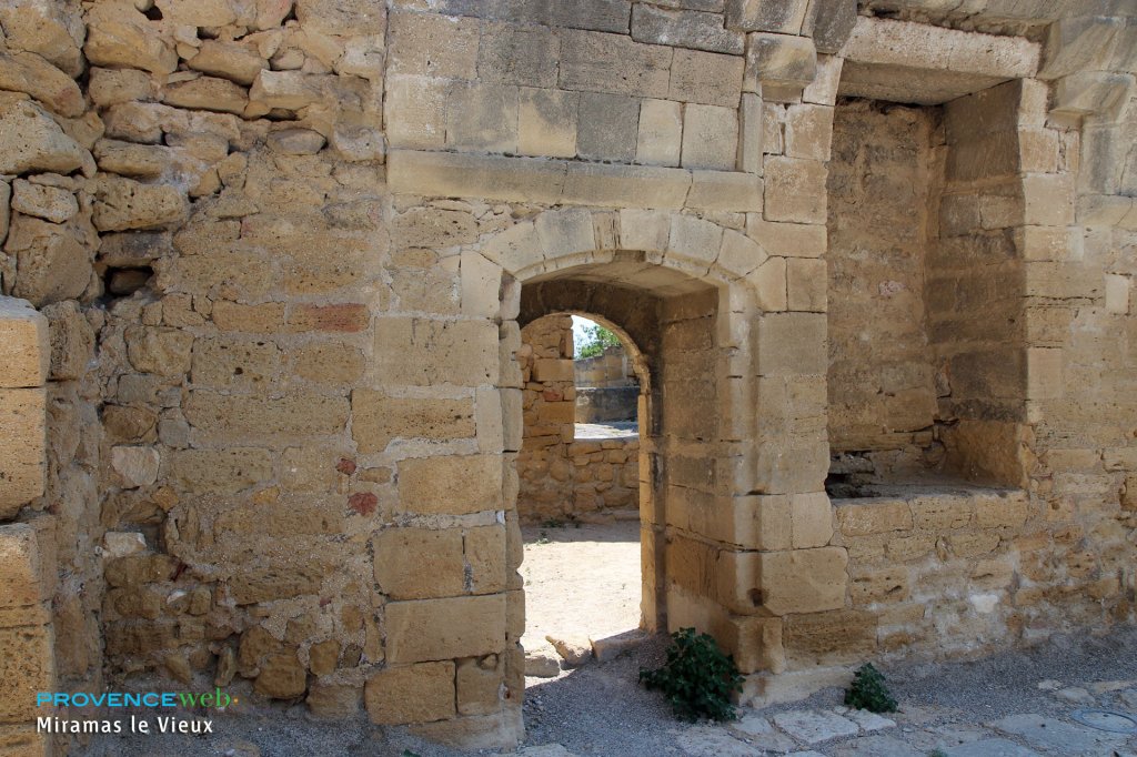 Ruelle &agrave; Miramas le Vieux.