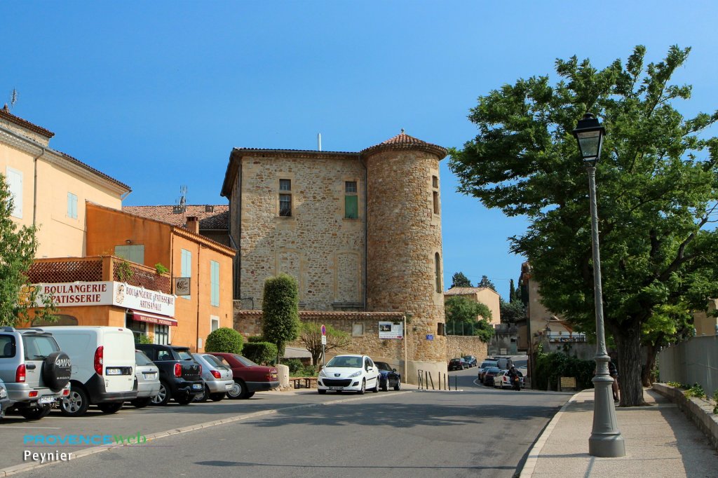 Rue commer&ccedil;ante de Peynier.