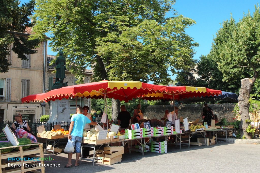 March&eacute; de Peyrolles en Provence.