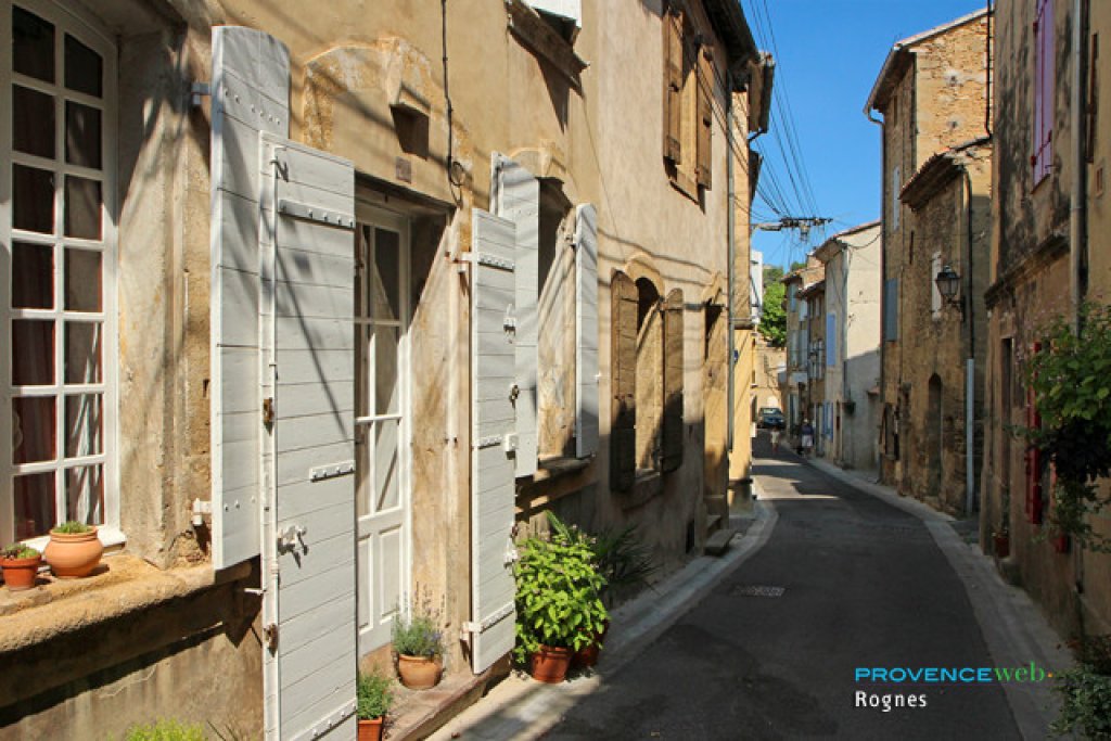 vieille rue &agrave; Rognes.