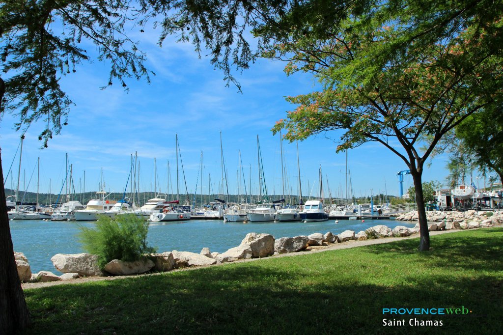 Saint Chamas port de plaisance.