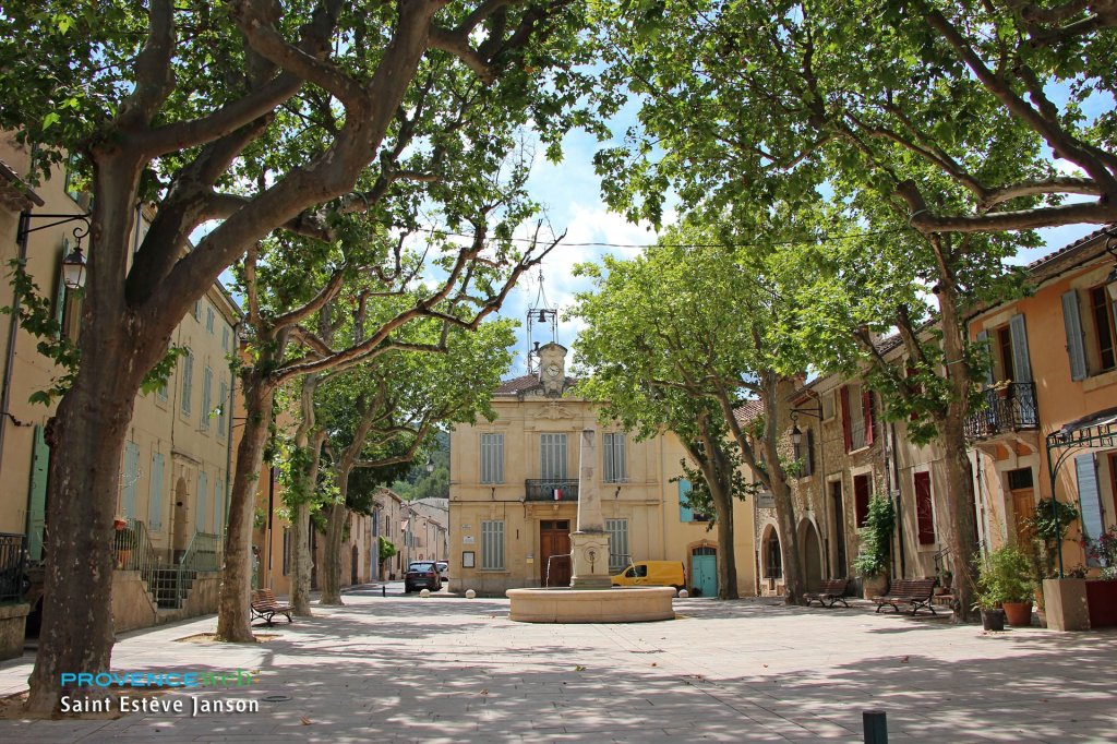 Le village de Saint Est&egrave;ve Janson dans les Bouches du Rh&ocirc;ne.