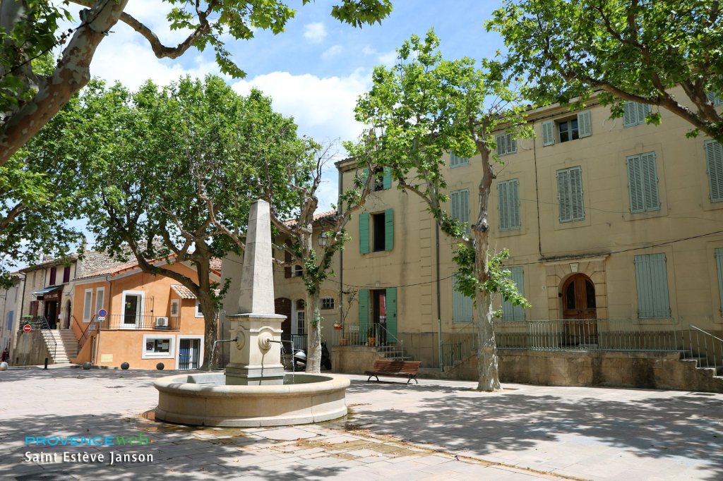 Place avec une fontaine.