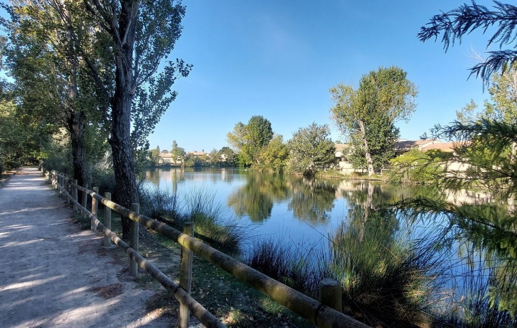 Promenade le long de la rivi&egrave;re.
