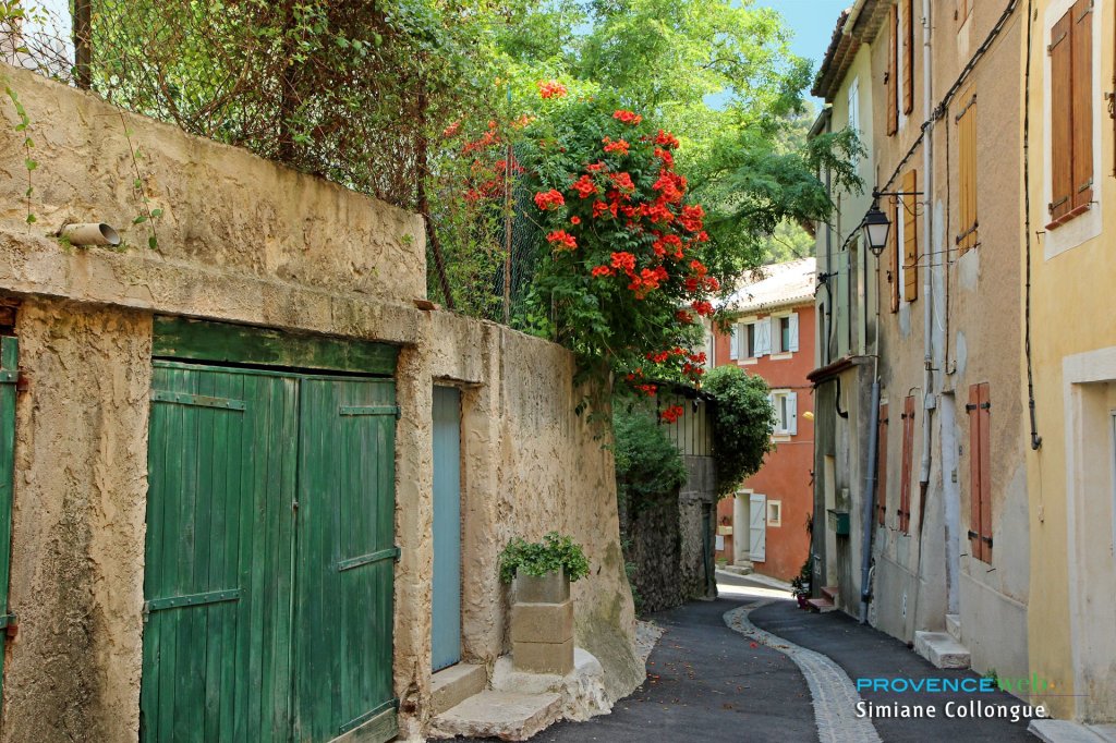 Jolie ruelle &agrave; Simiane Collongue.
