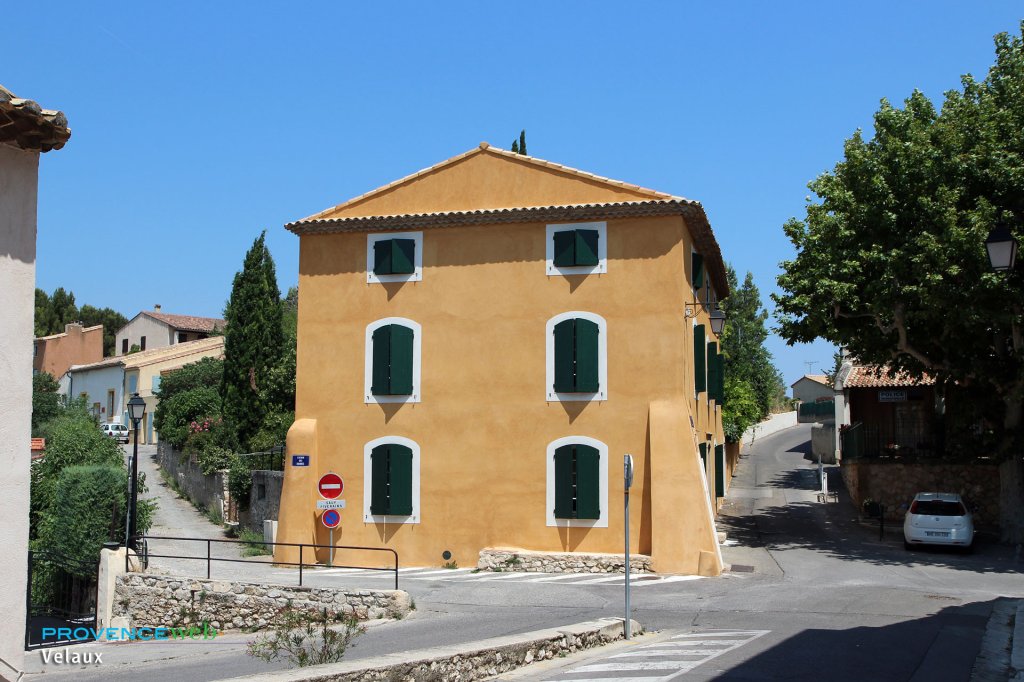 Ville de Velaux dans les Bouches du Rh&ocirc;ne.