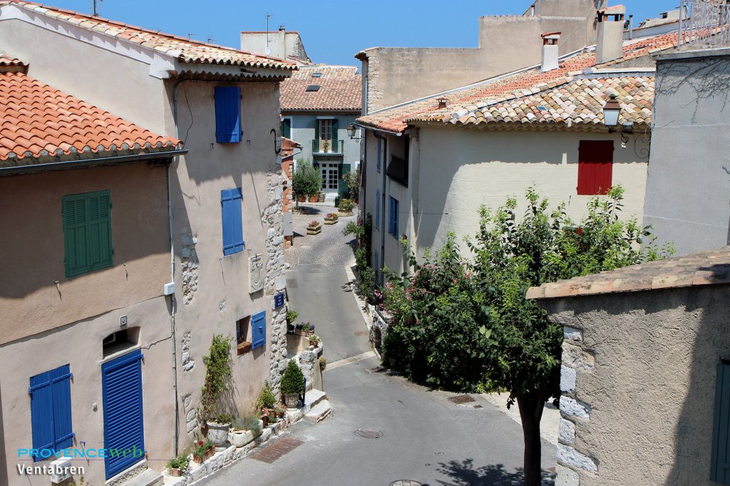 Ruelle du centre de Ventabren.