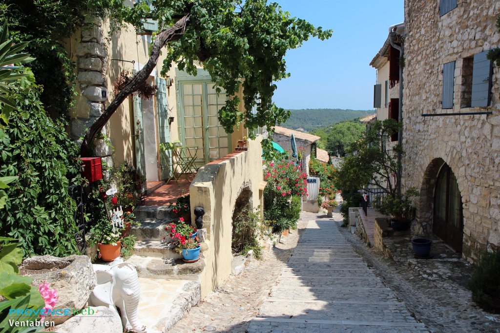 Jolie ruelle pav&eacute;e.