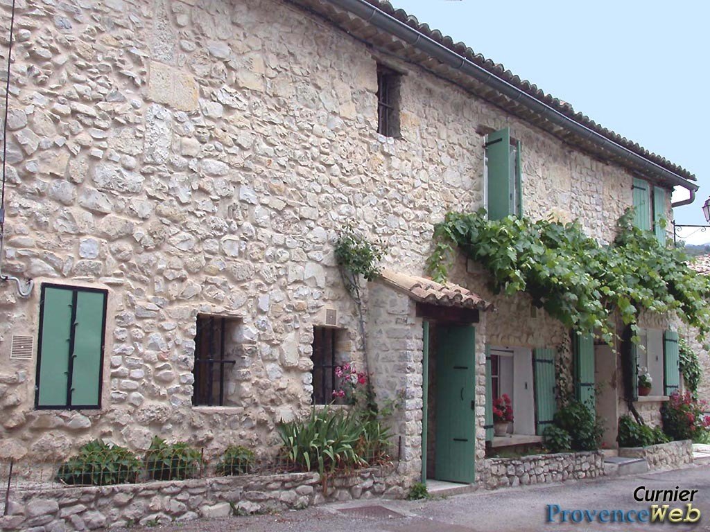Jolie maison en pierre de taille.