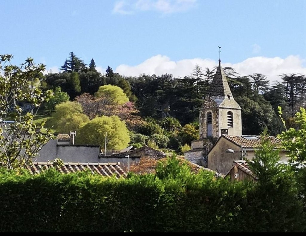 Le village de Donz&egrave;re dans la Dr&ocirc;me.
