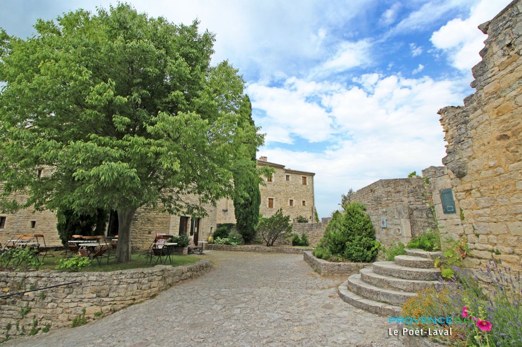 Village du Poët Laval.