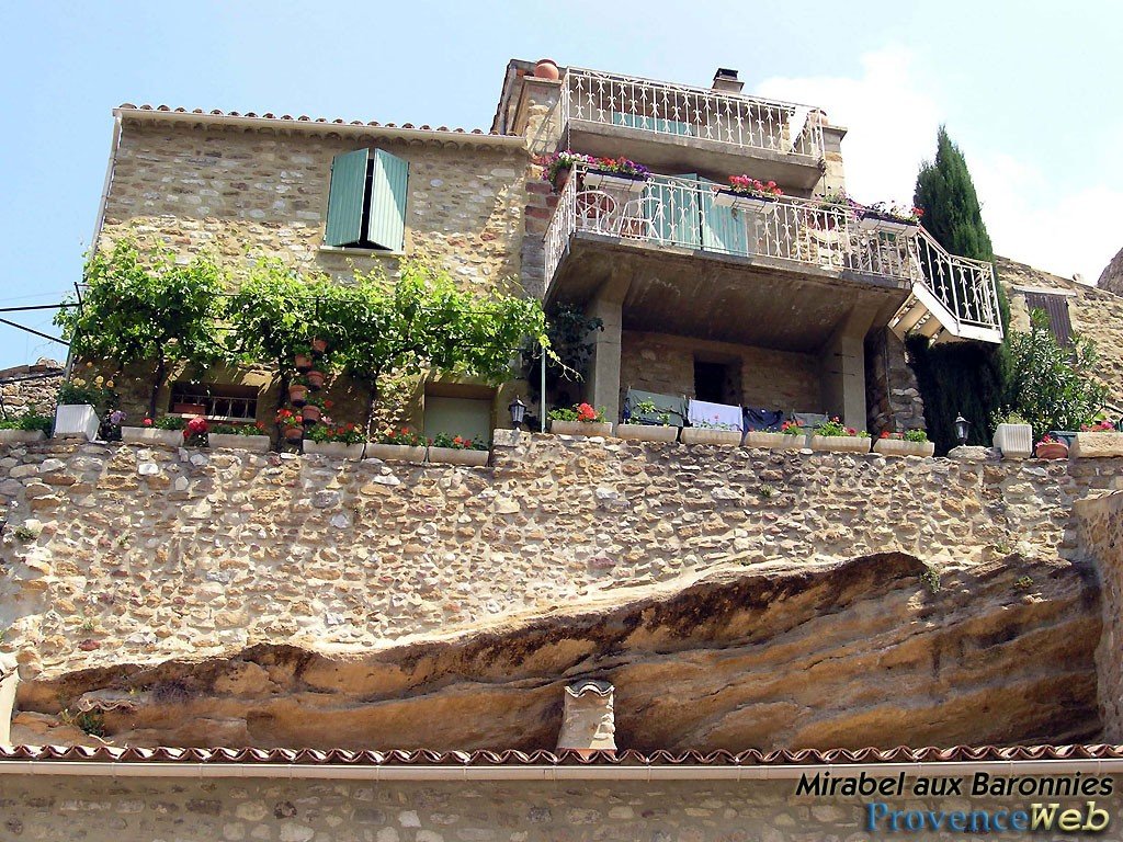 Maison perch&eacute;e.
