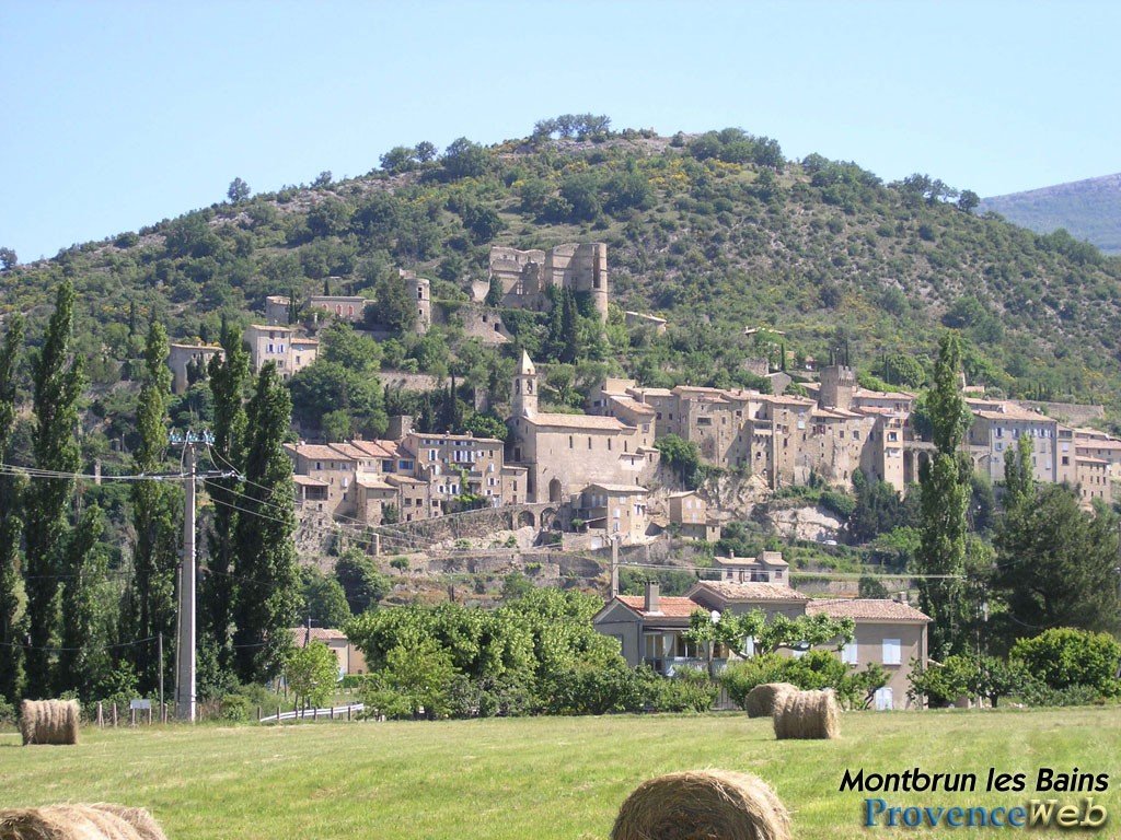 Le village de Montbrun les Bains dans la Dr&ocirc;me.