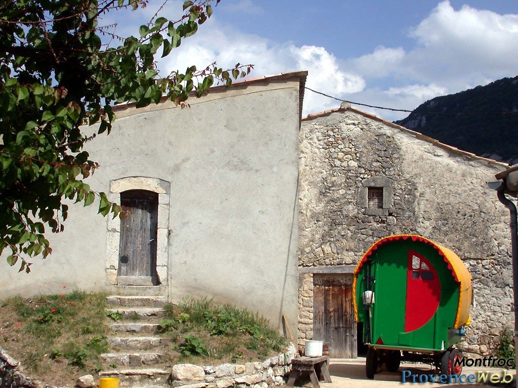 Maison et caravane.