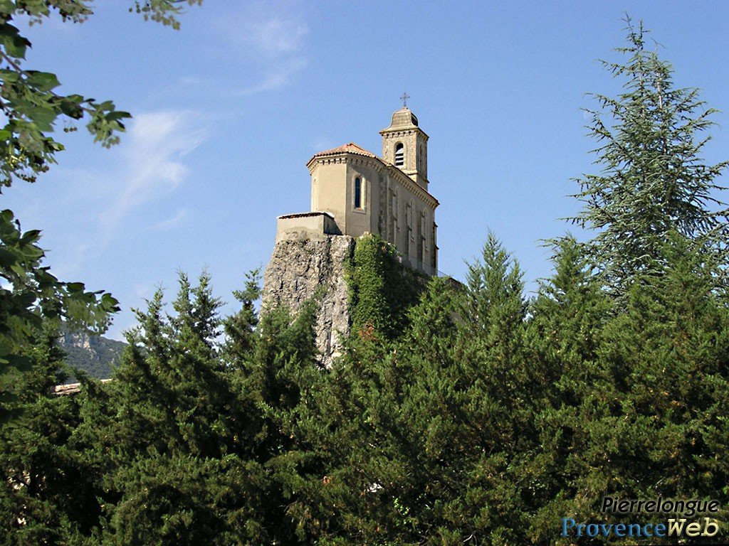 Eglise perch&eacute;e de Pierrelongue.