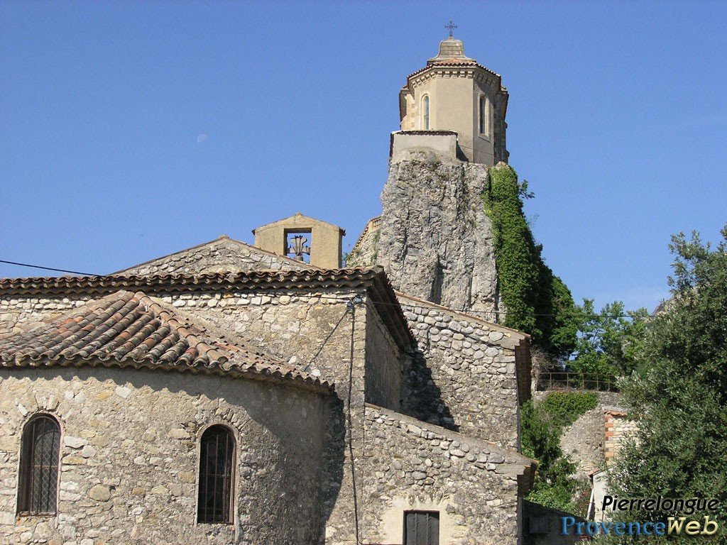 Le village de Pierrelongue.