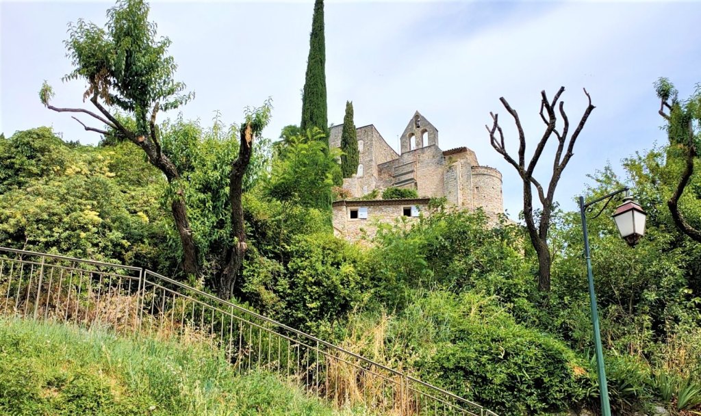 Ch&acirc;teau de Roussas dans la Dr&ocirc;me.
