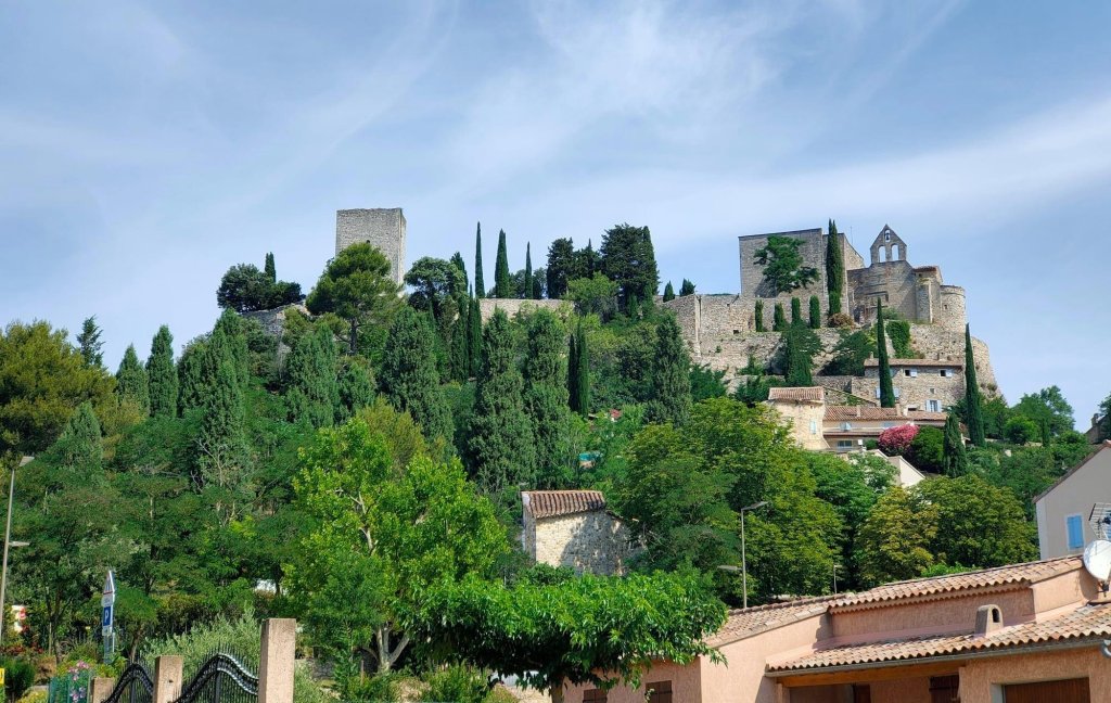 Le village de Roussas dans la Dr&ocirc;me.
