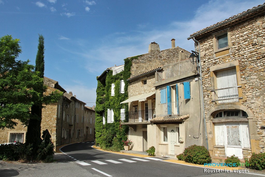Le village de Rousset les Vignes dans la Dr&ocirc;me.