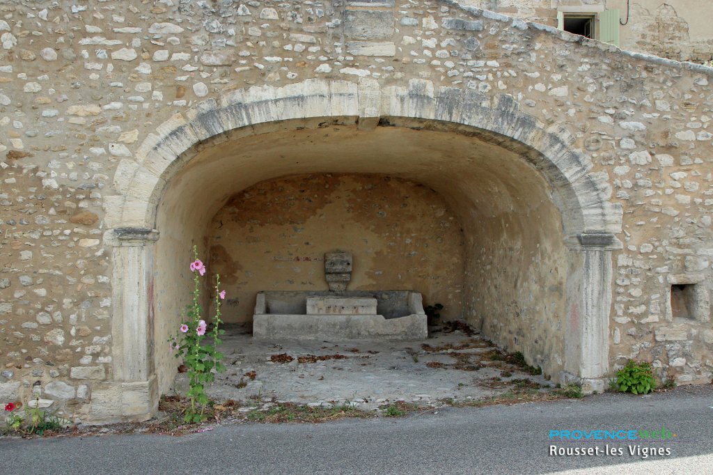 Fontaine sous un arc vo&ucirc;t&eacute;.