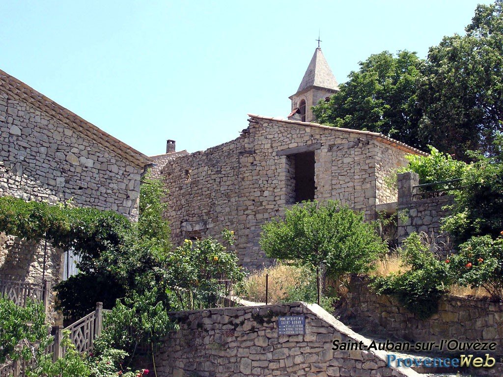 Le village de Saint Auban sur l'Ouv&egrave;ze.