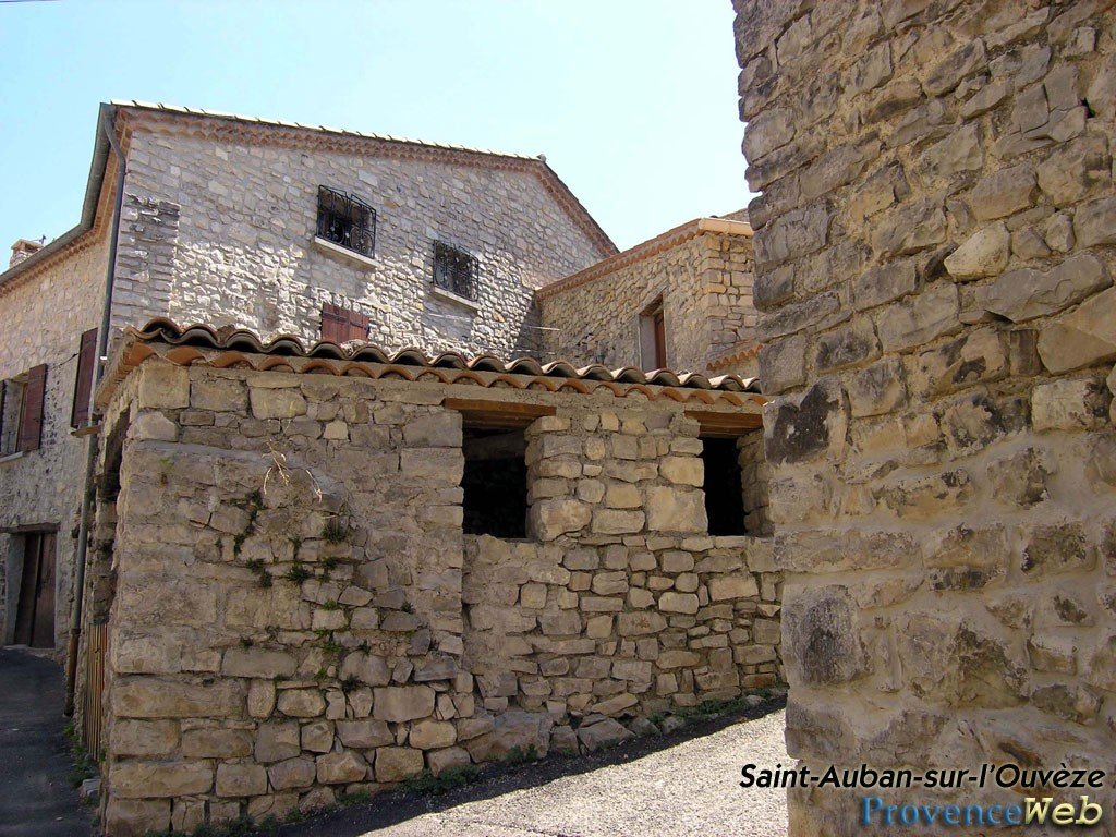 Jolies maisons en pierre.