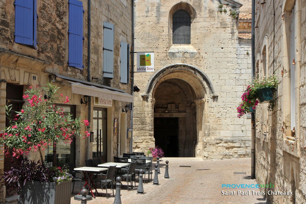 Centre ville de St Paul Trois Chateaux.