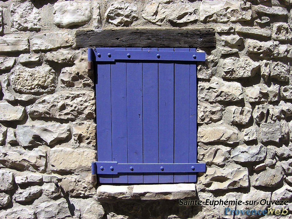 Volet bleu.