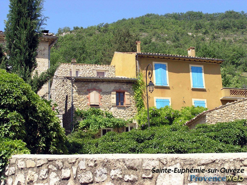 Maisons &agrave; Sainte Euph&eacute;mie sur Ouv&egrave;ze.