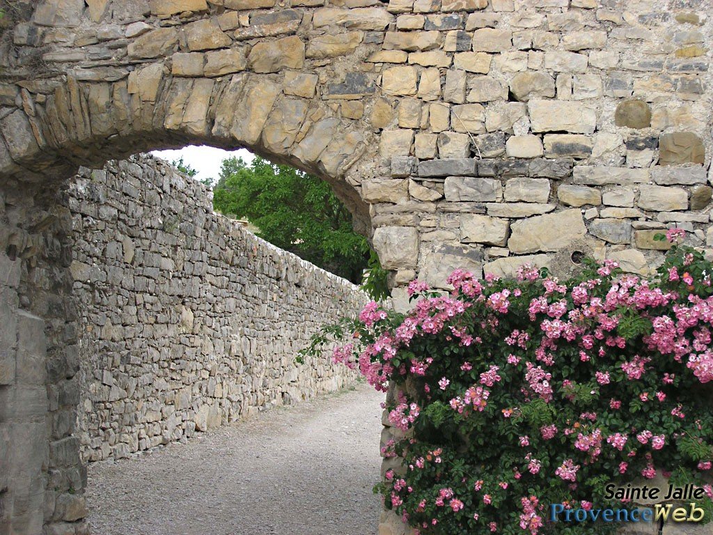 Jolie ruelle &agrave; Sainte Jalle.
