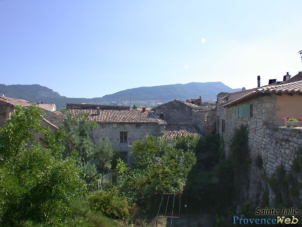 Le village de Sainte Jalle dans la Dr&ocirc;me.