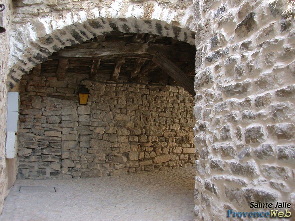 Passage vo&ucirc;t&eacute;.